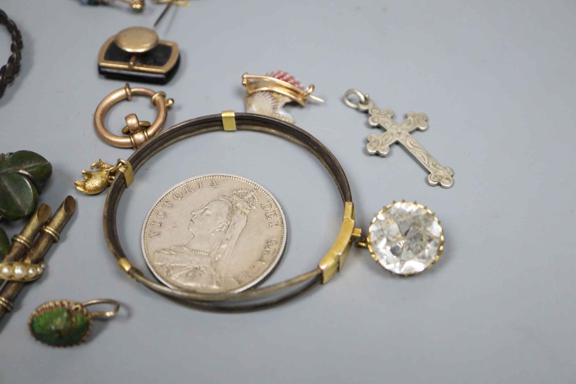 A group of assorted antique jewellery etc., to include: